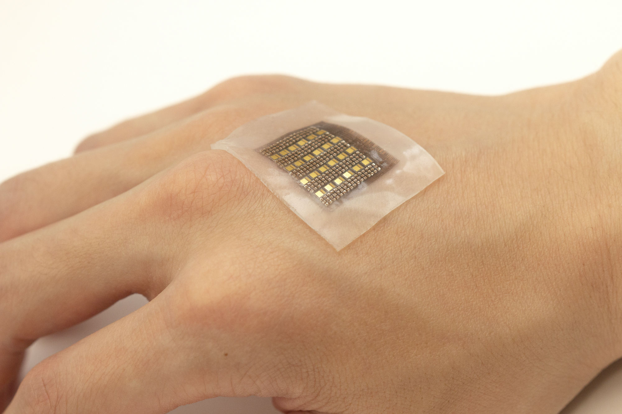 The new, flexible, low form-factor wearable patch comfortably attaches to the skin, allowing for noninvasive long-term monitoring. @ Xiaoxiang Gao/Jacobs School of Engineering at UC San Diego