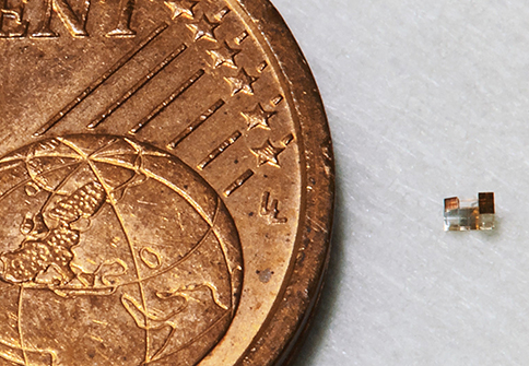 A 3D-printed MEMS unit is seen next to a 2 cent Euro coin. @ Simone Pagliano