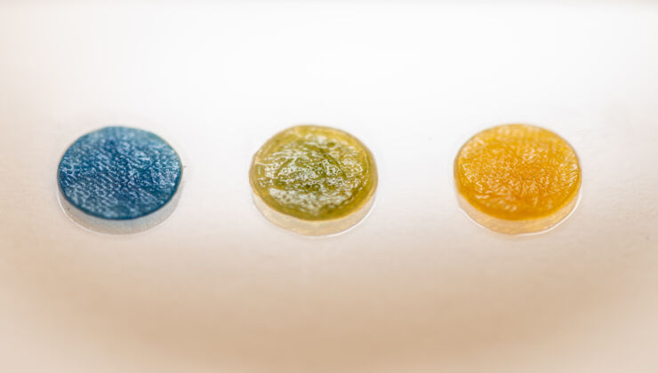 The wound dressing changes colour from yellow to blue when the wound is infected. @ Olof Planthaber