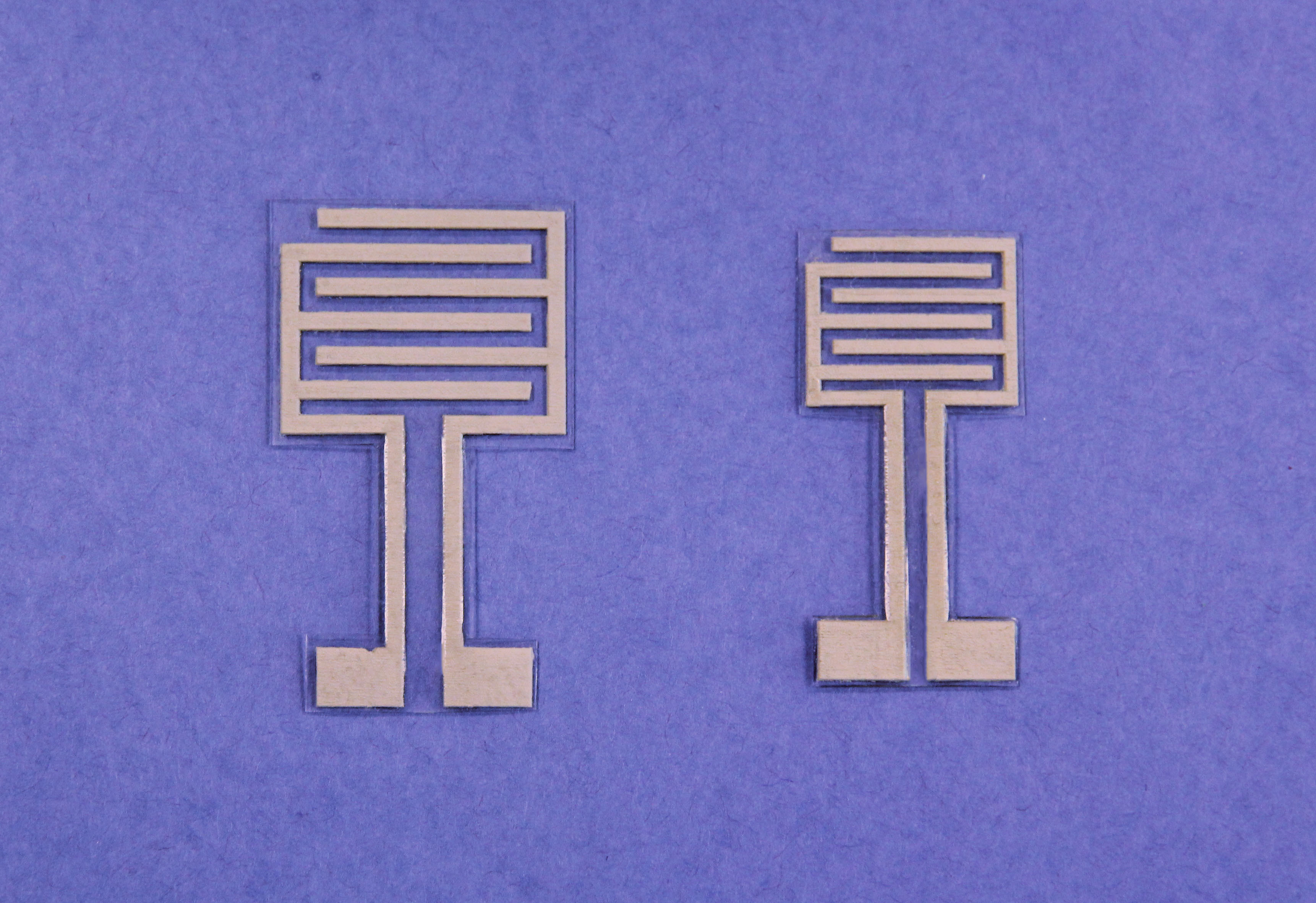The hydration sensors consist of two electrodes made of an elastic polymer composite that contains conductive silver nanowires.