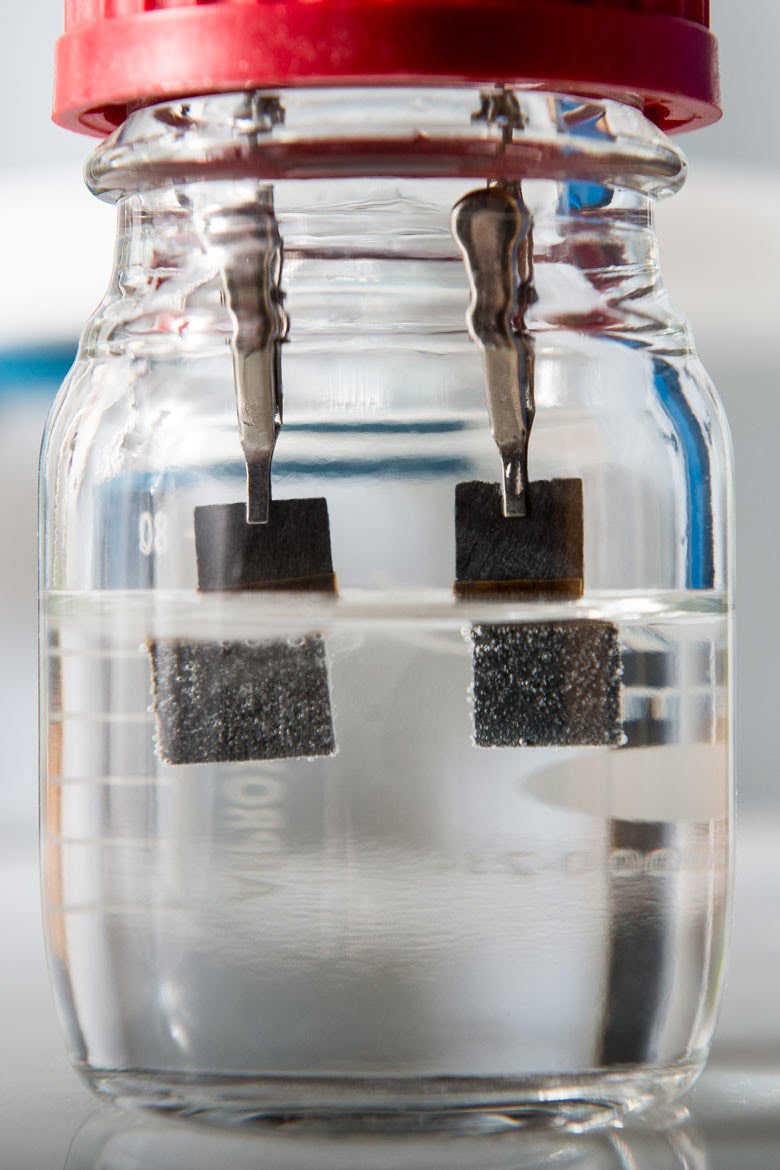 Unlike conventional water splitters, the device developed in Associate Professor Yi Cui's lab uses a single low-cost catalyst to generate hydrogen bubbles on one electrode and oxygen bubbles on the other. L.A. Cicero