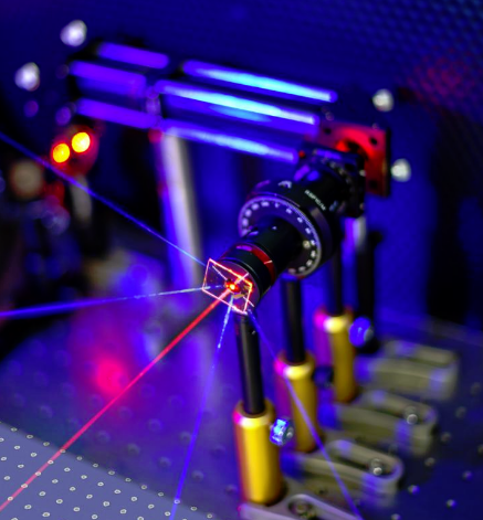 In the sensor, gold nanodisks are arranged in squares, shown bottom-left. The arrangement causes the sensor to emit UV light (in blue). @ V.K Valev and D.C Hooper