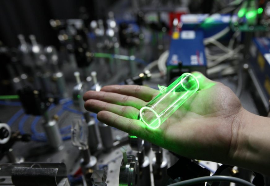 The heart of the system to generate groups of photons is a glass cell filled with hot gas vapour. Illuminating the cell with a laser results in the emission of photons with a wavelength in the infrared spectrum range. @ UW Physics, Mateusz Mazelanik