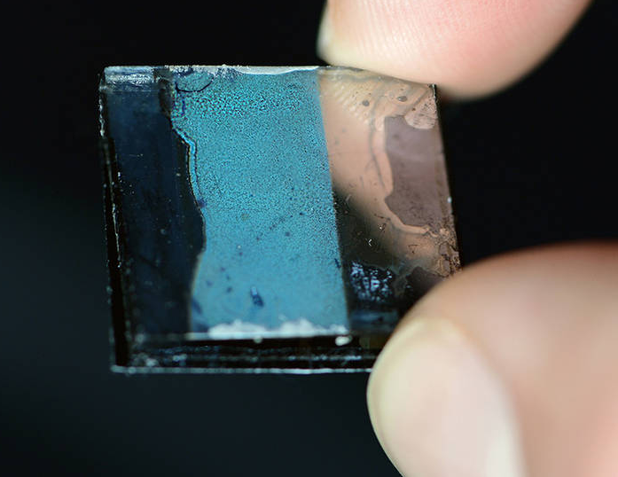 Filled with suitable organic polymers the highly porous germanium nanofilm becomes a hybrid solar cell – Photo: Andreas Battenberg