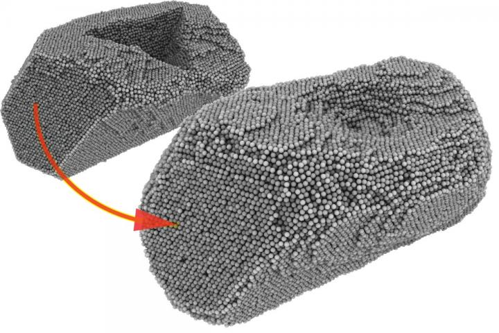 Gold atoms have moved into the dent produced before, refilling it almost completely. @ Photo: KIT