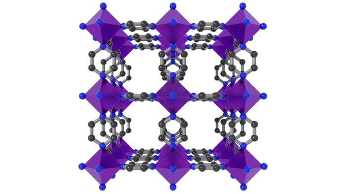 The illustration shows the structure of the new material Cr(pyrazine)₃, in which chromium atoms (purple) are connected in a regular three‑dimensional network by organic pyrazine molecules including nitrogen (blue) and carbon (grey). The structure repeats uniformly in all directions, forming a symmetric crystalline lattice. This regular and uniform structure underpins the stability and consistency of the material’s magnetic properties throughout the crystal. Illustration: DTU.