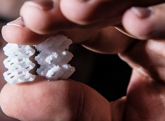 Unlike most commercial SLS platforms, Rice University’s OpenSLS allows researchers to work with their own powdered materials, including specialized biomaterials like polycaprolactone, or PCL, a common nontoxic polymer that was used to print these tissue-engineering scaffolds. Researcher Ian Kinstlinger discovered a method for smoothing the surfaces (left) of newly printed scaffolds (right) using vaporized solvent.