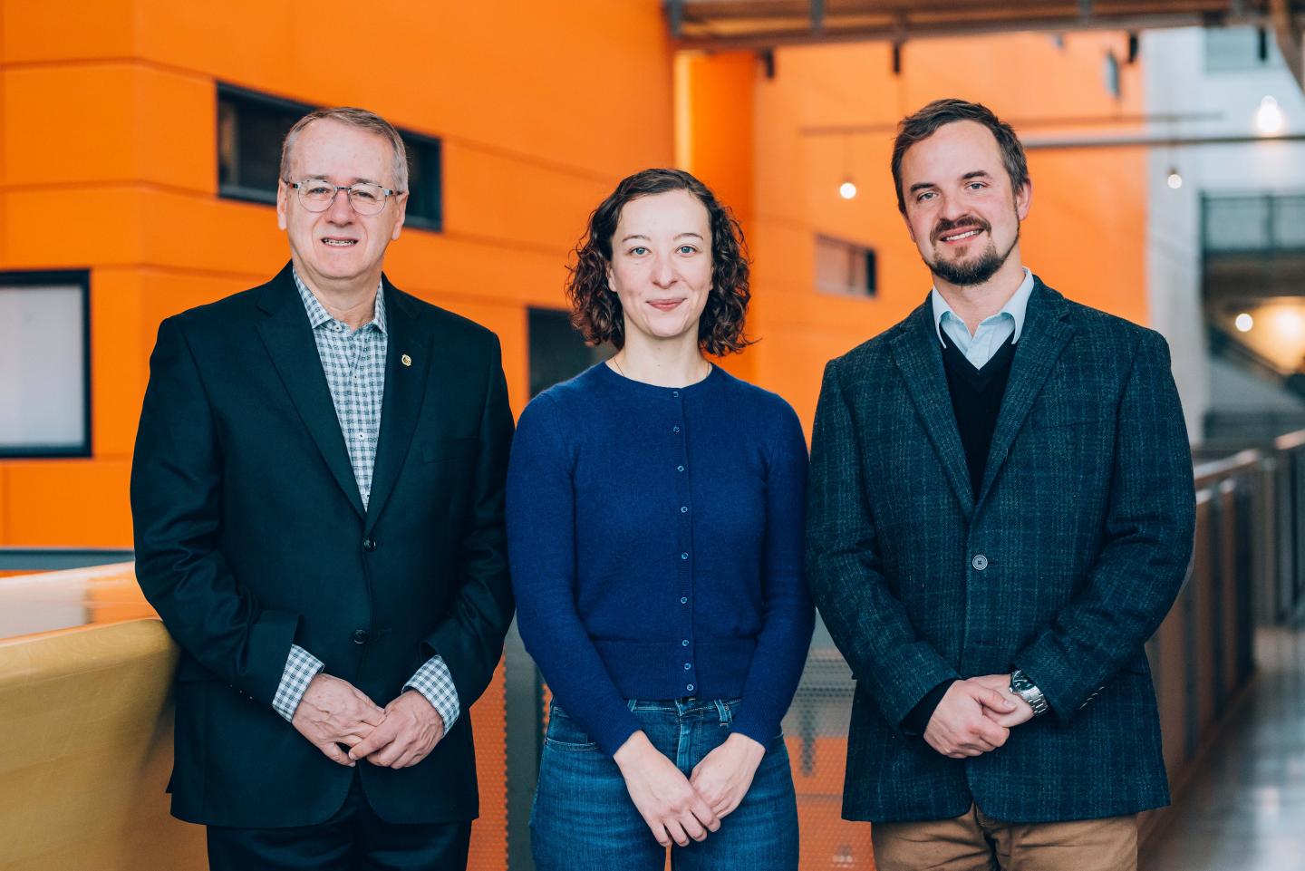 Left to right: Michel Meunier, professor at Polytechnique Montréal; Ariel Wilson, post-doctoral student at Polytechnique Montréal and Centre intégré universitaire de santé et de services sociaux (CIUSSS) de l'Est-de-l'Île-de-Montréal; Przemyslaw (Mike) Sapieha, assistant professor at Université de Montréal and researcher at Centre intégré universitaire de santé et de services sociaux (CIUSSS) de l'Est-de-l'Île-de-Montréal. (Photo: Carole Perron photographies) @ Polytechnique Montreal