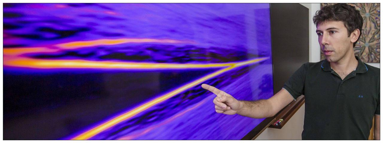 Signature of a Majorana particle, shown on a screen. "The horizontal stripe in the center of the figure shows that a zero energy particle appears in a magnetic field in our devices - as expected for a Majorana particle", explains Fabrizio Nichele.