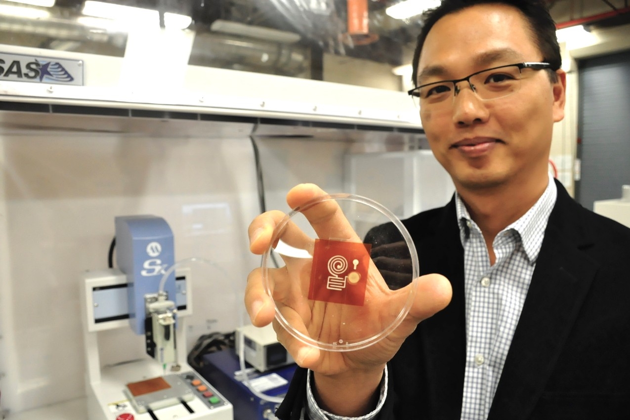 SFU Mechatronic Systems Engineering professor Woo Soo Kim is collaborating with Swiss researchers to develop an eco-friendly 3D printable solution for producing wireless Internet-of-Things sensors. The research team is using a wood-derived cellulose material to replace the plastics and polymeric materials currently used in electronics. @ SFU