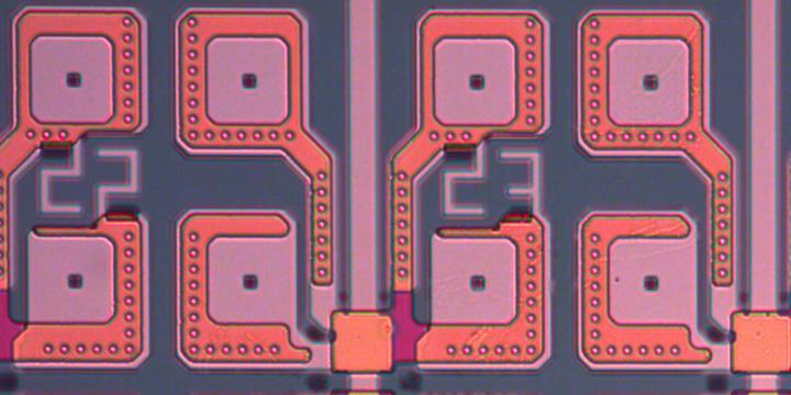Tiny pores were filled with molecules and brought into electrical contact via a platinum electrode from below and a gold nanoparticle electrode from above. @ IBM Research - Zurich