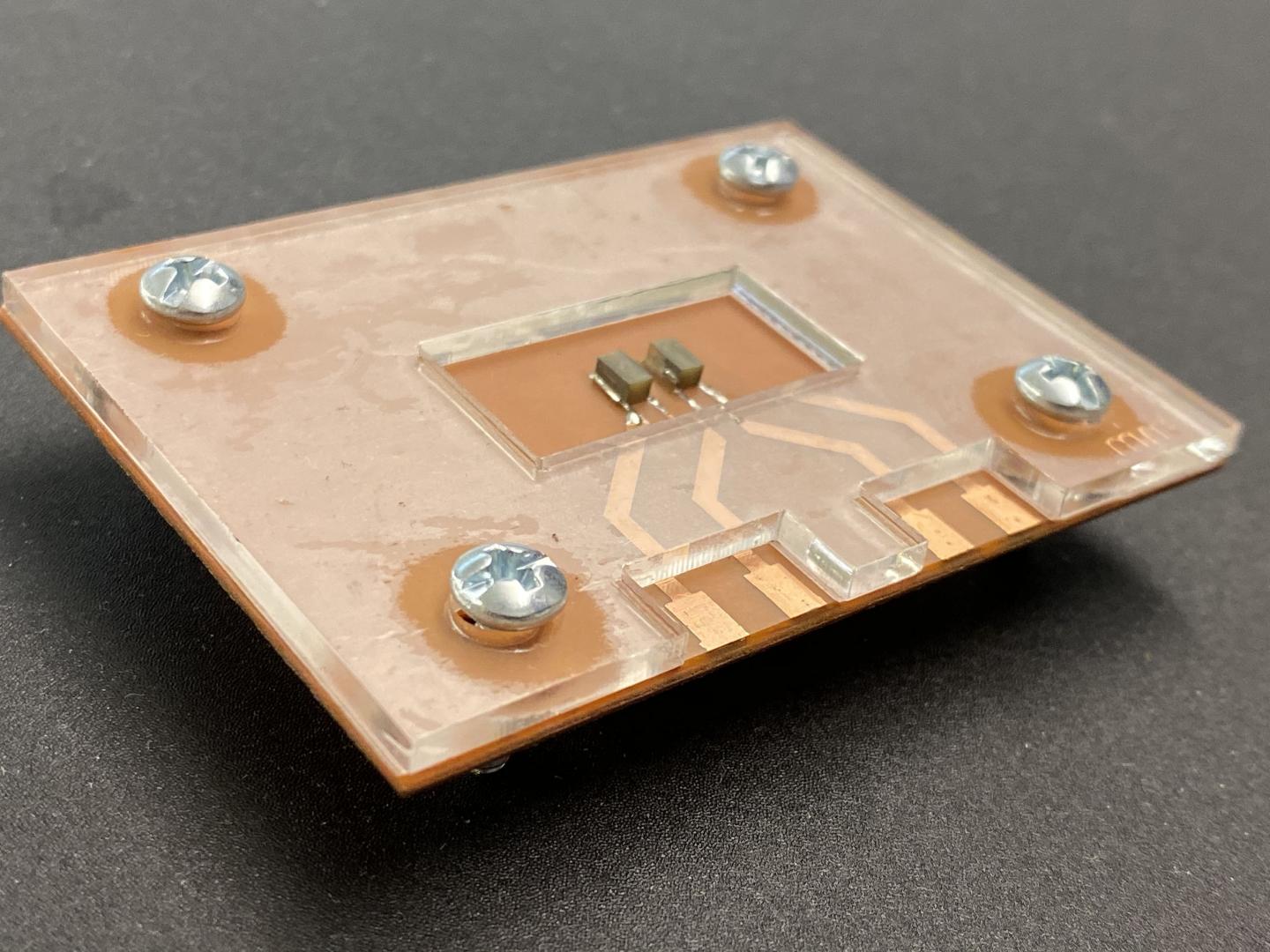 A device uses sound waves to detect the stiffness of an extracellular matrix, a structural network that contains cells. Changes in the stiffness of this structure can indicate the spread of disease. @ Purdue University/Kayla Wiles